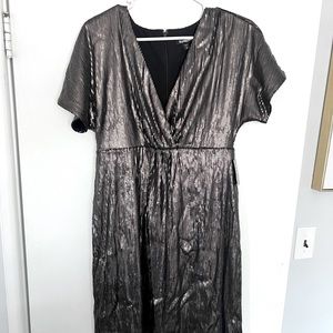 $108 NWT Express Dress Sequin Silver Short Sleeve Midi Below Knee Tulip Sparkle